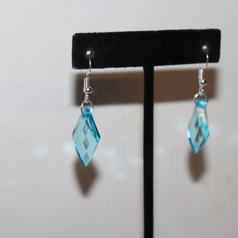 Beautiful NWOT silver and blue crystal dangle earrings 1.75